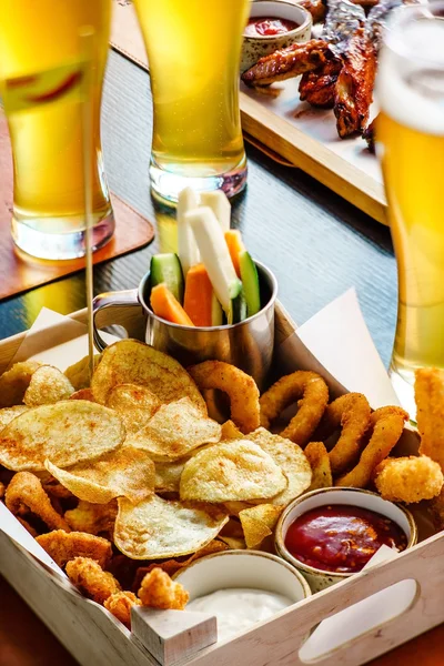 Batatas fritas aperitivo e cerveja — Fotografia de Stock