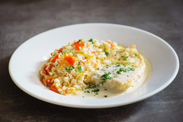 Курица с рисом на тарелке — стоковое фото