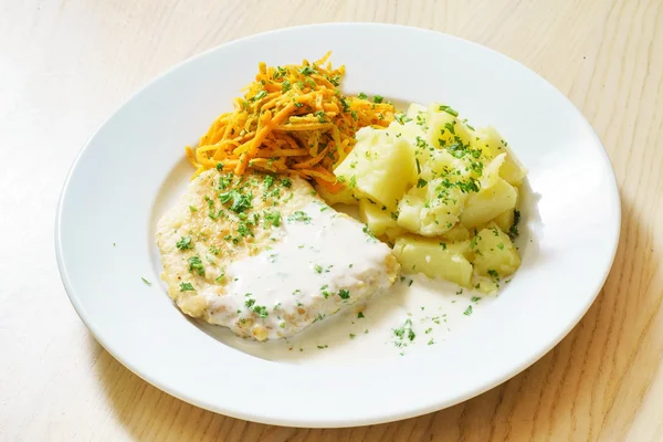 Poulet avec pommes de terre sur assiette — Photo