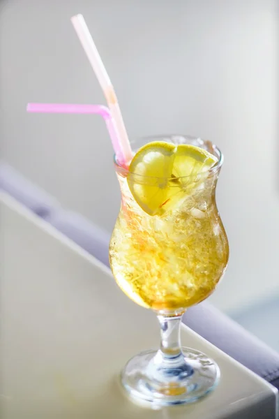 Alcohol cocktail in de bar — Stockfoto