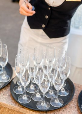 Boş bardakları tepsi