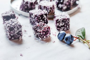 ev yapımı berry jelatin tatlı