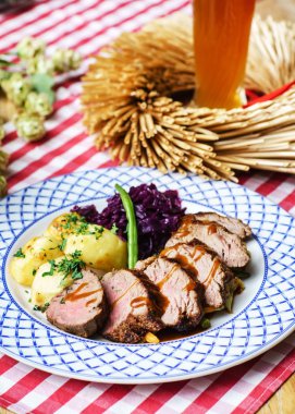 Kızarmış biftek ve patates.