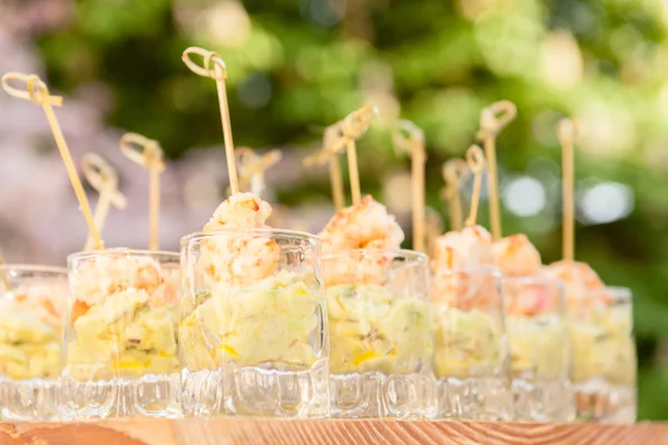 Comida de catering para invitados en vasos — Foto de Stock