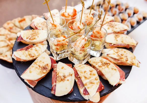 Comida de catering para invitados en vasos — Foto de Stock