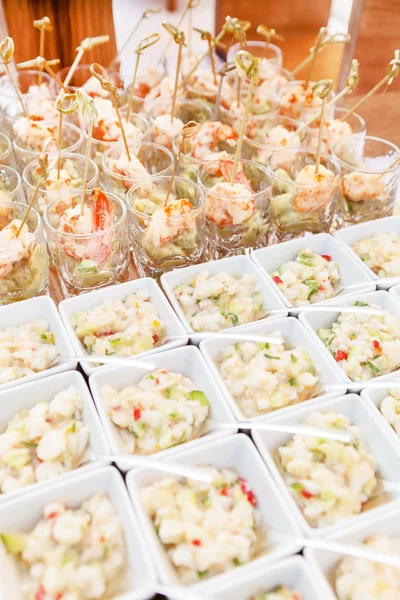 Catering voedsel voor gasten in glazen — Stockfoto