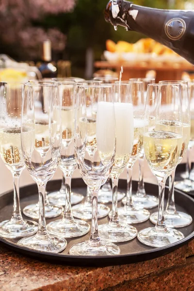 Copas de champán en la mesa —  Fotos de Stock