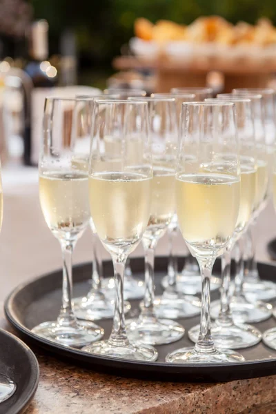 Copas de champán en la mesa —  Fotos de Stock