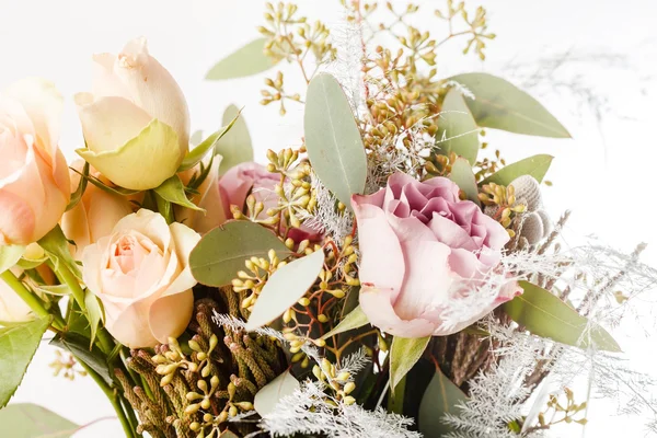 Ramo romántico con rosas rosadas — Foto de Stock