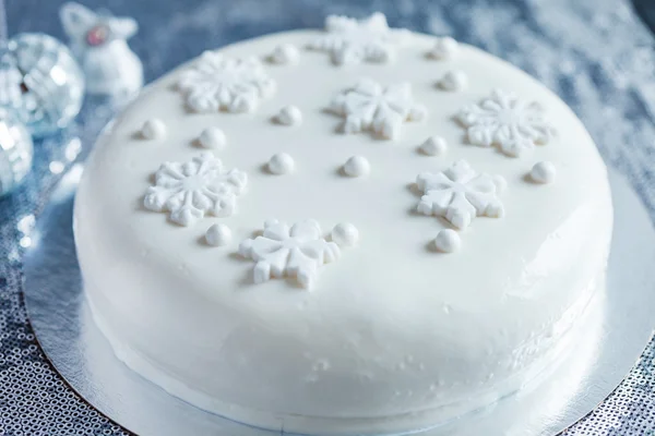 Белый рождественский торт — стоковое фото