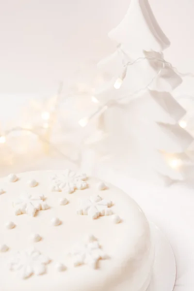 White Christmas cake med dekorationer — Stockfoto