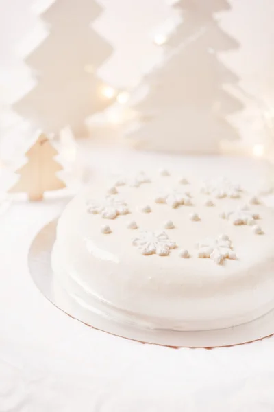 Weißer Weihnachtskuchen mit Dekorationen — Stockfoto