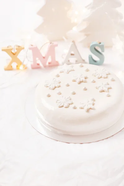 Torta di Natale bianca con decorazioni — Foto Stock