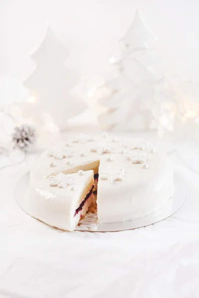 Hvit julekake med pynt – stockfoto
