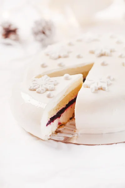 Pastel blanco de Navidad con decoraciones —  Fotos de Stock