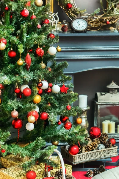 Julgran med presenter — Stockfoto