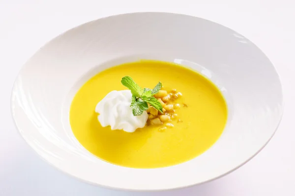 Гарбузовий суп у тарілці — стокове фото