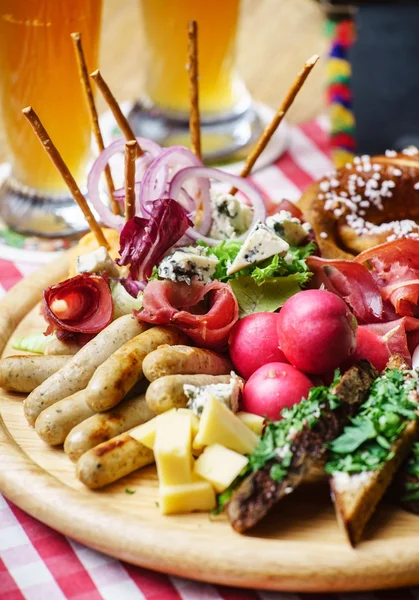 Oktoberfest-Vorspeise mit Fleisch und Gemüse — Stockfoto