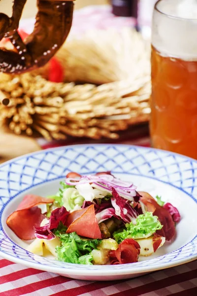 Салат с ветчиной на тарелке — стоковое фото