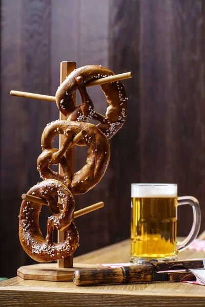 Olut ja Pretzels pöydällä — kuvapankkivalokuva