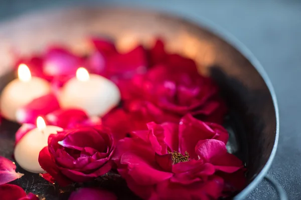 Красные розы и свечи — стоковое фото