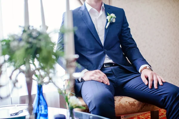 Elegante novio con flores — Foto de Stock