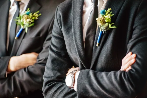 Elegant brudgummen med blommor — Stockfoto