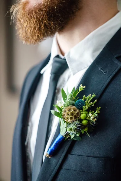 Elegante bruidegom met bloemen — Stockfoto