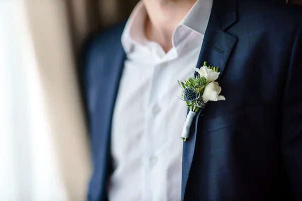 Elegante novio con flores — Foto de Stock