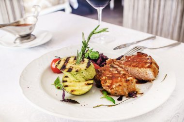 Izgara sebzeli biftek.