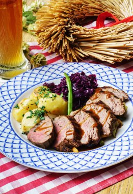 Kızarmış biftek ve patates.