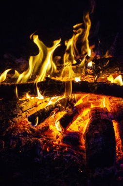 gece parlak ateşte