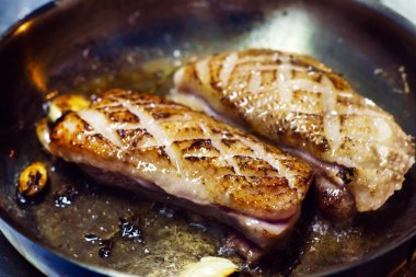 Kızarmış ördek dilimlenmiş