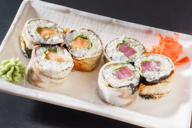 somon ve ton balığı kümesiyle suşi rulo