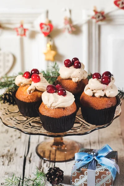 Weihnachten Cupcakes mit Beeren — Stockfoto