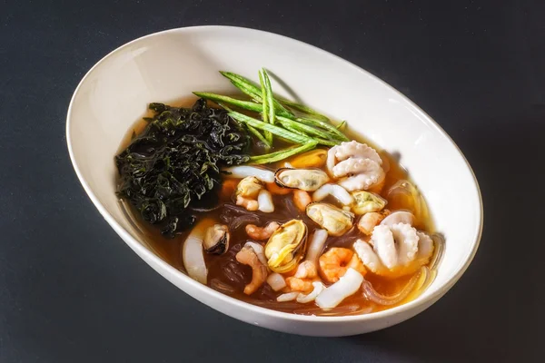 Sopa de frutos do mar japonês em prato — Fotografia de Stock