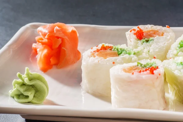 Rolos asiáticos de sushi — Fotografia de Stock