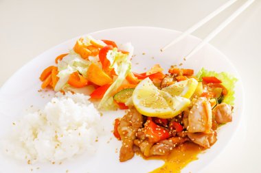 Kızarmış tavuk ve pilav