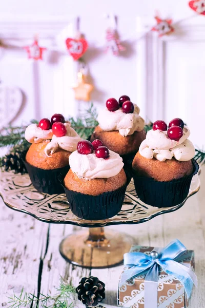 Kerstmis cupcakes met bessen — Stockfoto