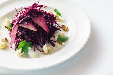 plaka üzerinde lahana salatası