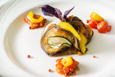 plaka üzerinde kavrulmuş sebze