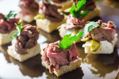 kutlama masada lezzetli meze