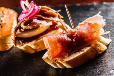 tapas ekmek üzerinde