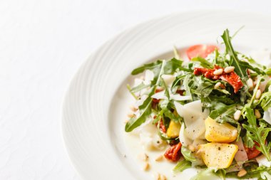 plaka üzerinde Roka Salatası