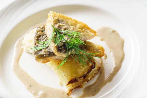 Fried fish with potatoes — Stock Photo, Image