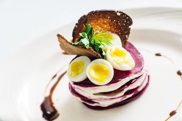 Insalata di barbabietole sul piatto — Foto Stock