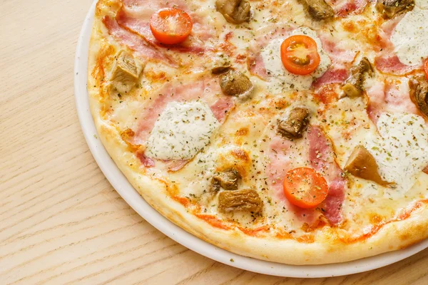 Pizza con rodajas de jamón y mozzarella —  Fotos de Stock