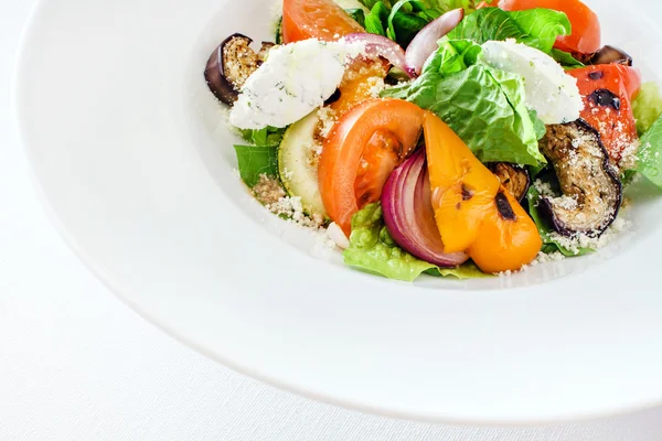 Salada com tomate e queijo — Fotografia de Stock