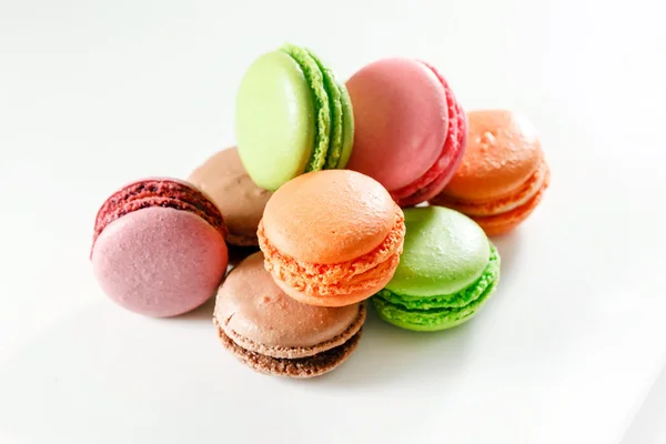 Franska macaroons på vit — Stockfoto