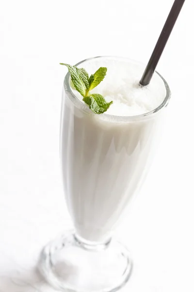 Coquetel de milkshake com hortelã — Fotografia de Stock